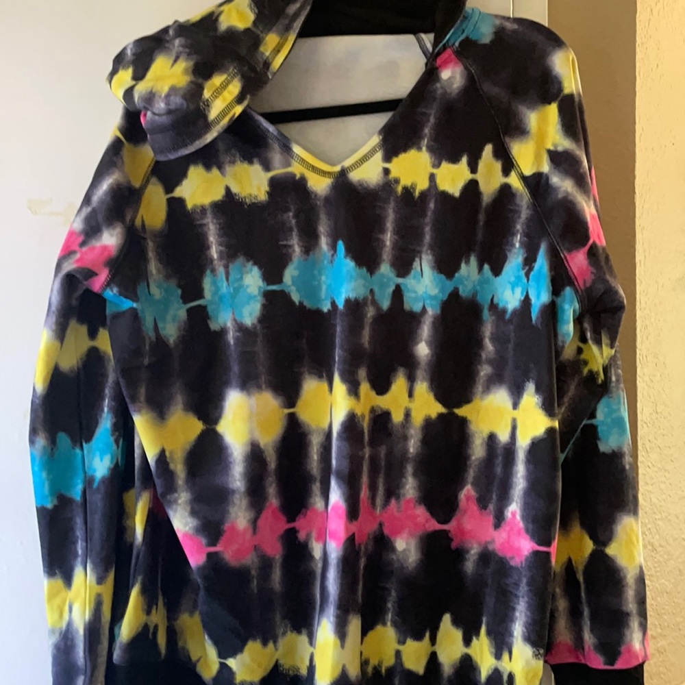 Hooded sweatshirt. 95% polyester 5% spandex